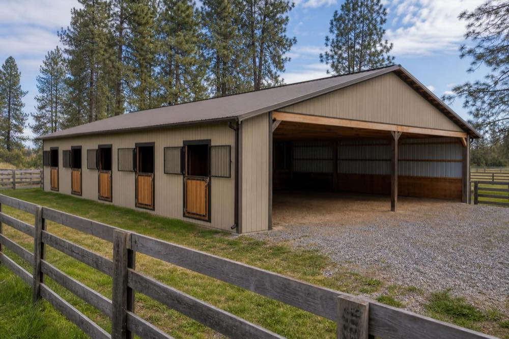 horse barn stalls and loafing shed near Spokane, WA